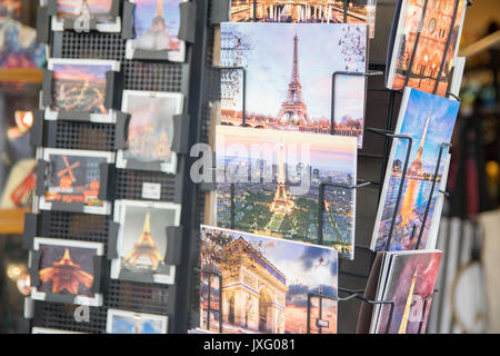 PARIS, Frankreich, 07. Juni, 2017:: Verschiedene Postkarten aus Paris im Souvenirshop angezeigt Stockfoto