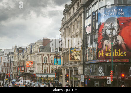 Shaftesbury Avenue - Theater District in West-End von London, England Stockfoto