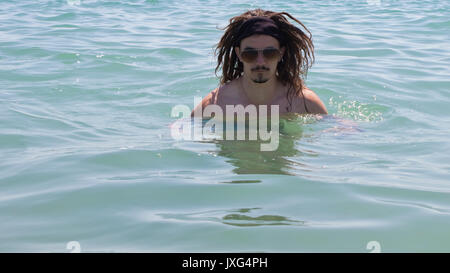 Ein rasta Mann entspannen in mediterrane Meer (Venedig, Italien). Stockfoto