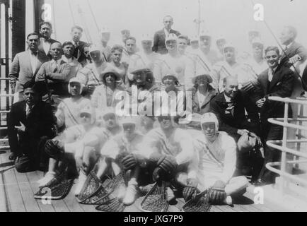 Lacrosse, Olympics Gruppenfoto der Johns Hopkins Universität Olympischen lacrosse Mannschaft an Deck eines Bootes, 1928. Stockfoto