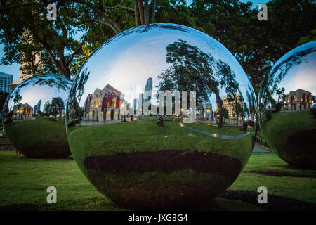 Reflexionen in Spiegelkugeln in Singapur Park. Stockfoto