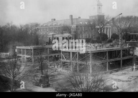 Ames Hall, Gilman Hall Schuß der Bau von Ames Hall, Gilman Hall ist im Hintergrund, 1953. Stockfoto