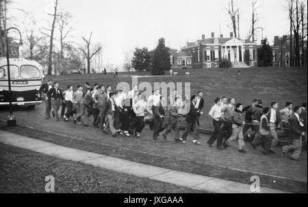 Das studentische Leben, Fußball Candid shot von Studenten ziehen den Bus während der Fußball-Nationalmannschaft ist innerhalb er, Sie ziehen den Bus um den Eingang Kreis aus Charles Street, Homewood Haus ist im Hintergrund, 1948. Stockfoto