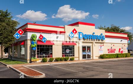 Domino's Pizza Fast Food Restaurant mit einer eigenartigen Alien Statue in Roswell, New Mexico, USA. Stockfoto