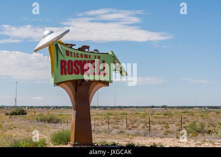 Nach Roswell Zeichen mit einer fliegenden Untertasse UFO an der Stadtgrenze von Roswell, New Mexico USA Willkommen. Stockfoto