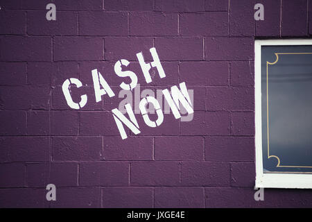 Cash Jetzt anmelden auf der Betonwand. Stockfoto