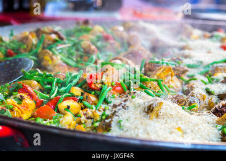 Schüssel, bunte, dampfende Paella Kochen in einem Markt, in Arles, Provence, Frankreich Stockfoto