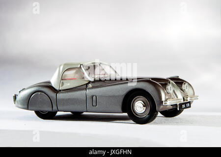 Vintage Modell Jaguar XK 120 Auto in Einstellung Studio Stockfoto