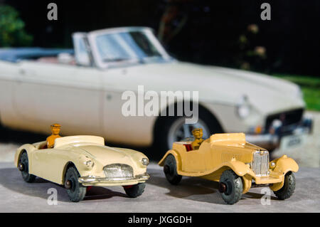 Vintage Modell MG A und MG TD Autos mit MG B im Hintergrund, im Studio Einstellung Stockfoto