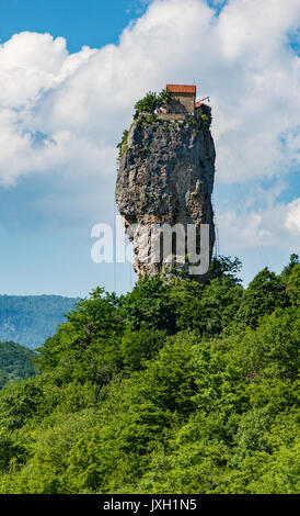 Katskhi Säule ist ein einzelnes 120 Fuß hoch aufragenden Säule der Rock mit eine kleine Zelle für einen einzelnen Mönch an der Oberseite Stockfoto