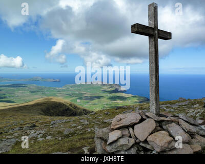 Der Kreuzweg entlang des Heiligen Pfad auf den Mount Brandon auf der Halbinsel Dingle in der Grafschaft Kerry, Irland Stockfoto