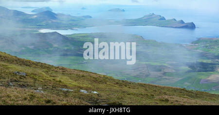 Blick auf die Halbinsel Dingle und die Blasket Inseln von Mount Brandon im County Kerry, Irland Stockfoto