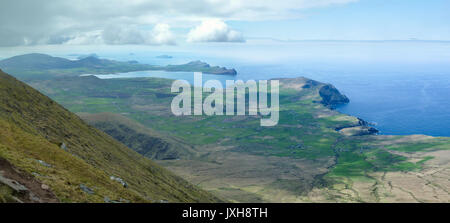 Blick auf die Halbinsel Dingle und die Blasket Inseln von Mount Brandon im County Kerry, Irland Stockfoto