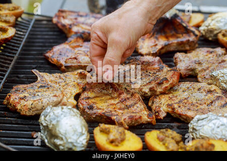 Verschiedene köstliche gegrillte Fleisch mit Gemüse über den Kohlen auf einem Grill Stockfoto