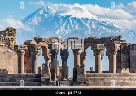 Ruinen des Zvartnos Tempel in Eriwan, Armenien, mit Mt Ararat im Hintergrund Stockfoto