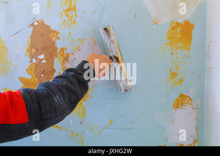 Arbeit richtet. putting Putz auf der Wand mit Spachtel mann Ausrichten einer Wand mit Spachtel Stockfoto