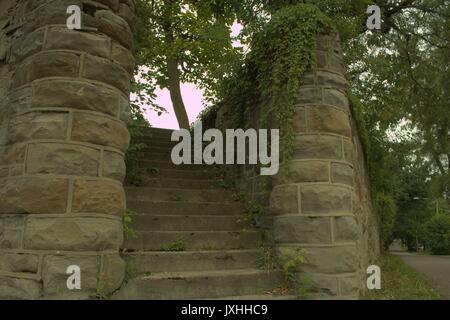 Die gemauerten Treppe in den Himmel über Oakhill Friedhof Stockfoto