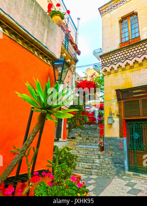 Blick über die Straße in Taormina, Sizilien, Italien, Europa Stockfoto