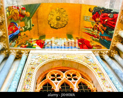 Venedig, Italien, 10. Mai 2014: Die Details einer byzantinischen Mosaik über einen Eingang in Sankt Markus Basilika Stockfoto