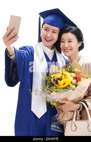 Glückliche Mutter und Tochter mit dem Handy Selbstauslöser Stockfoto