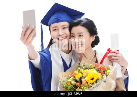 Glückliche Mutter und Tochter mit dem Handy Selbstauslöser Stockfoto