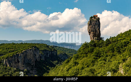 Katskhi Säule ist ein einzelnes 120 Fuß hoch aufragenden Säule der Rock mit eine kleine Zelle für einen einzelnen Mönch an der Oberseite Stockfoto