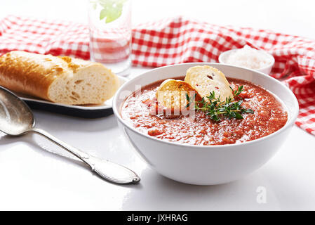 Gazpacho in weiße Schüssel mit Brot und Thymian garnieren Stockfoto
