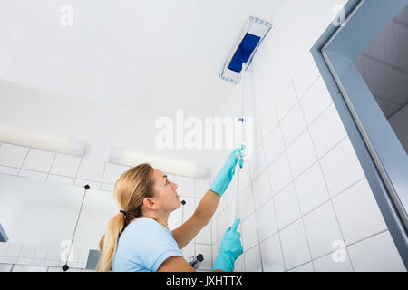 Reinigung Frau Reinigung der Decke im Badezimmer mit Mop zu Hause Stockfoto