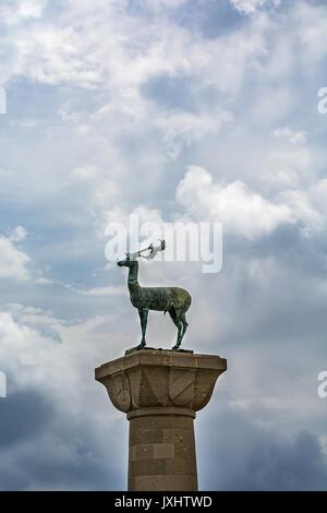 Rotwild (Hirsch) - ein Symbol für die Stadt Rhodos an einem stürmischen Tag, Insel Rhodos, Griechenland Stockfoto