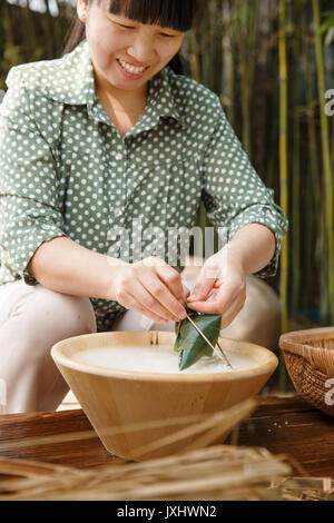 Frauen mittleren Alters sind, zongzi Stockfoto