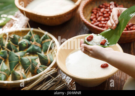Frauen mittleren Alters sind, zongzi Stockfoto