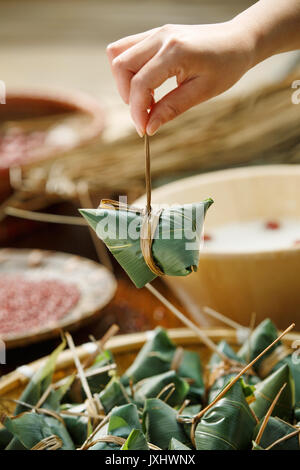 Frauen mittleren Alters sind, zongzi Stockfoto