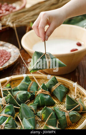 Frauen mittleren Alters sind, zongzi Stockfoto