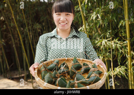 Frauen mittleren Alters sind, zongzi Stockfoto