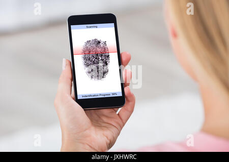 Nahaufnahme der Person Hände mit Handy Übersicht Anwendung zum Scannen von Fingerabdrücken Stockfoto