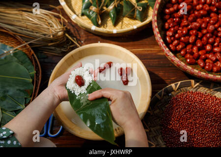 Frauen mittleren Alters sind, zongzi Stockfoto