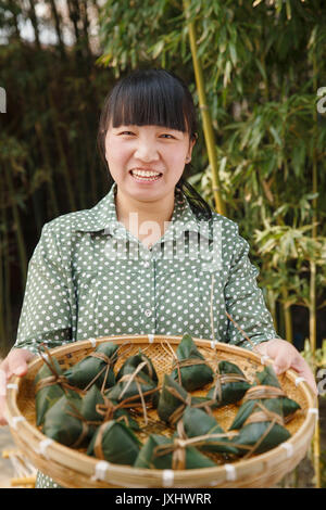 Frauen mittleren Alters sind, zongzi Stockfoto