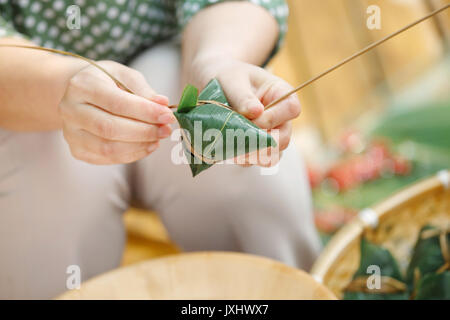 Frauen mittleren Alters sind, zongzi Stockfoto