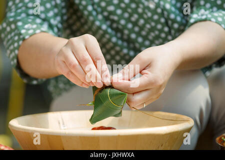 Frauen mittleren Alters sind, zongzi Stockfoto