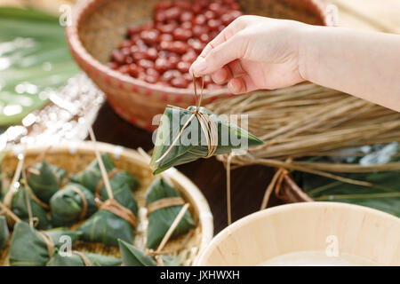 Frauen mittleren Alters sind, zongzi Stockfoto
