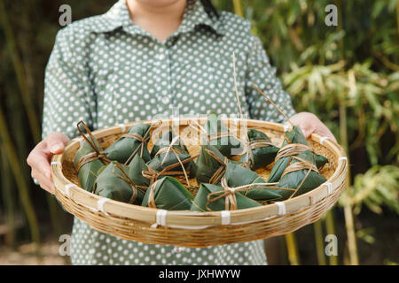 Frauen mittleren Alters sind, zongzi Stockfoto