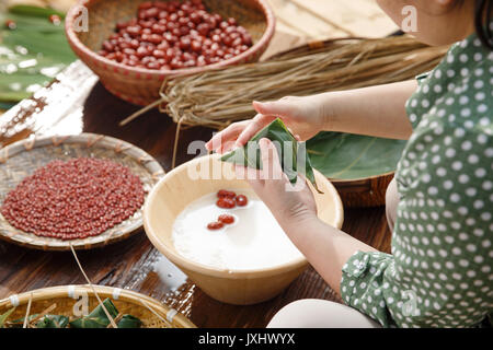 Frauen mittleren Alters sind, zongzi Stockfoto