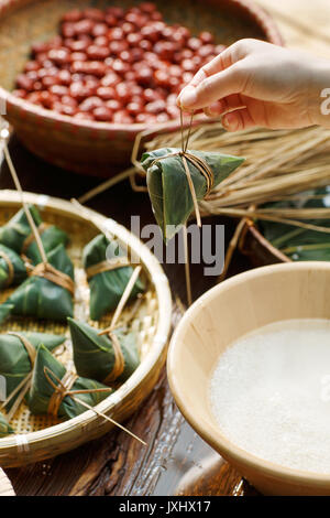Frauen mittleren Alters sind, zongzi Stockfoto