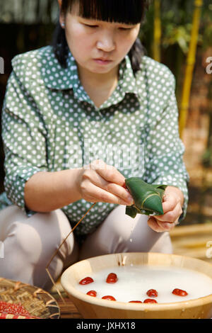 Frauen mittleren Alters sind, zongzi Stockfoto