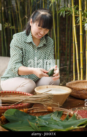 Frauen mittleren Alters sind, zongzi Stockfoto