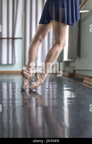 Beine der Tänzer im Ballett Hall Stockfoto