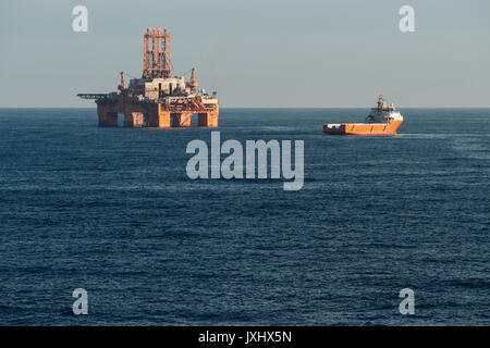 Supply Vessel Normand Aurora neben dem West Phoenix Bohrinsel, Ölförderung, Nordsee Stockfoto