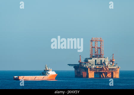 Supply Vessel Normand Aurora neben dem West Phoenix Bohrinsel, Ölförderung, Nordsee Stockfoto