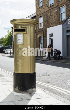 Ein gold Post Box in Teddington Mo Farah Goldmedaillen bei den Olympischen Spiele 2012 in London zu gedenken. Stockfoto