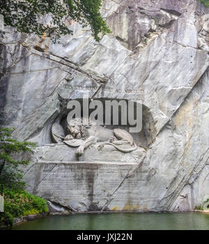 Sterbende Löwendenkmal (Deutsch: lowendenkmal) auf dem Gesicht von Stone Cliff mit dem Teich im Vordergrund in Luzern, Schweiz, Europa. Stockfoto